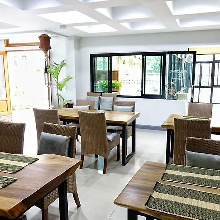 Spring@Tapae Hotel Chiang Mai Bagian luar foto