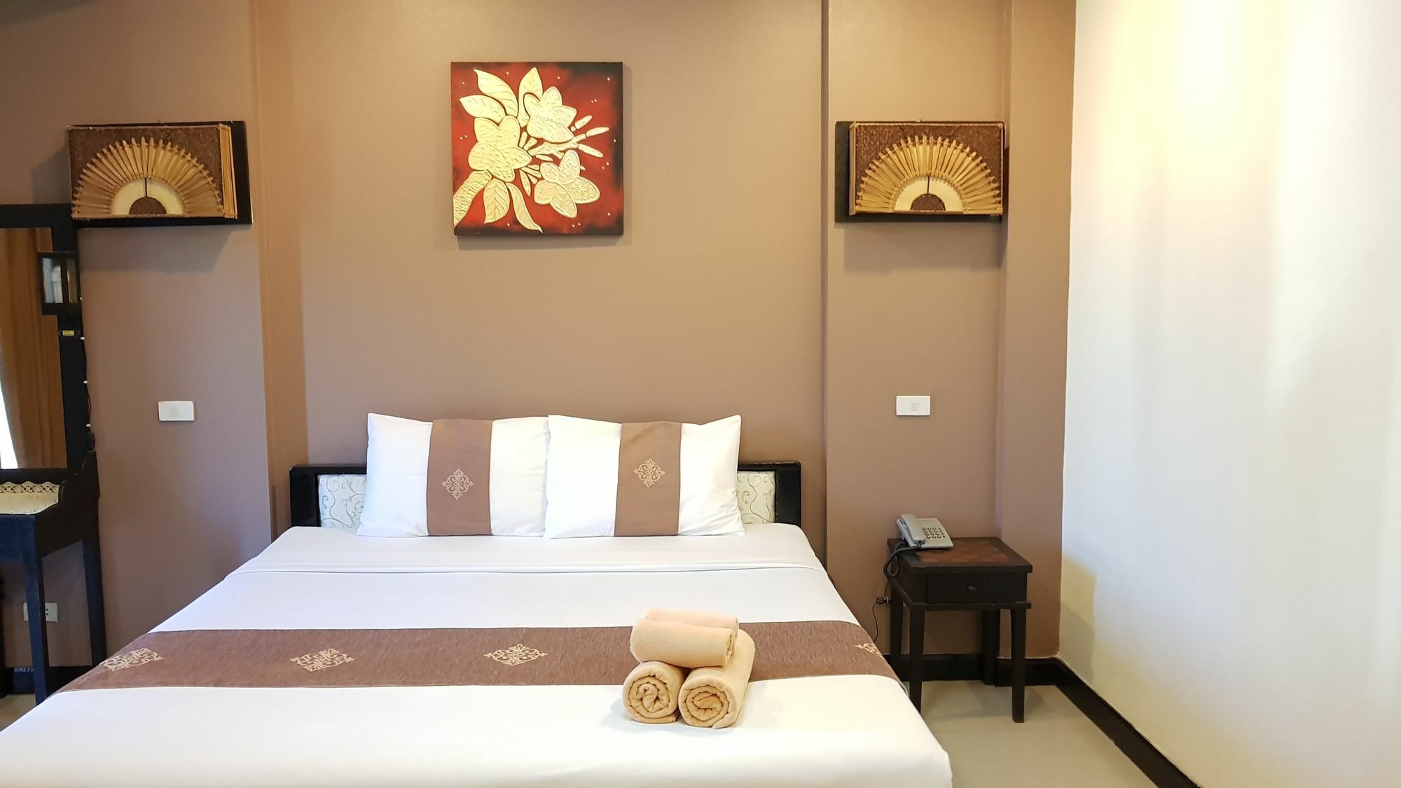 Spring@Tapae Hotel Chiang Mai Bagian luar foto