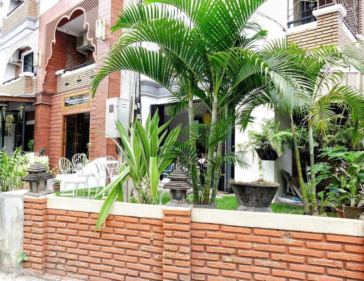 Spring@Tapae Hotel Chiang Mai Bagian luar foto