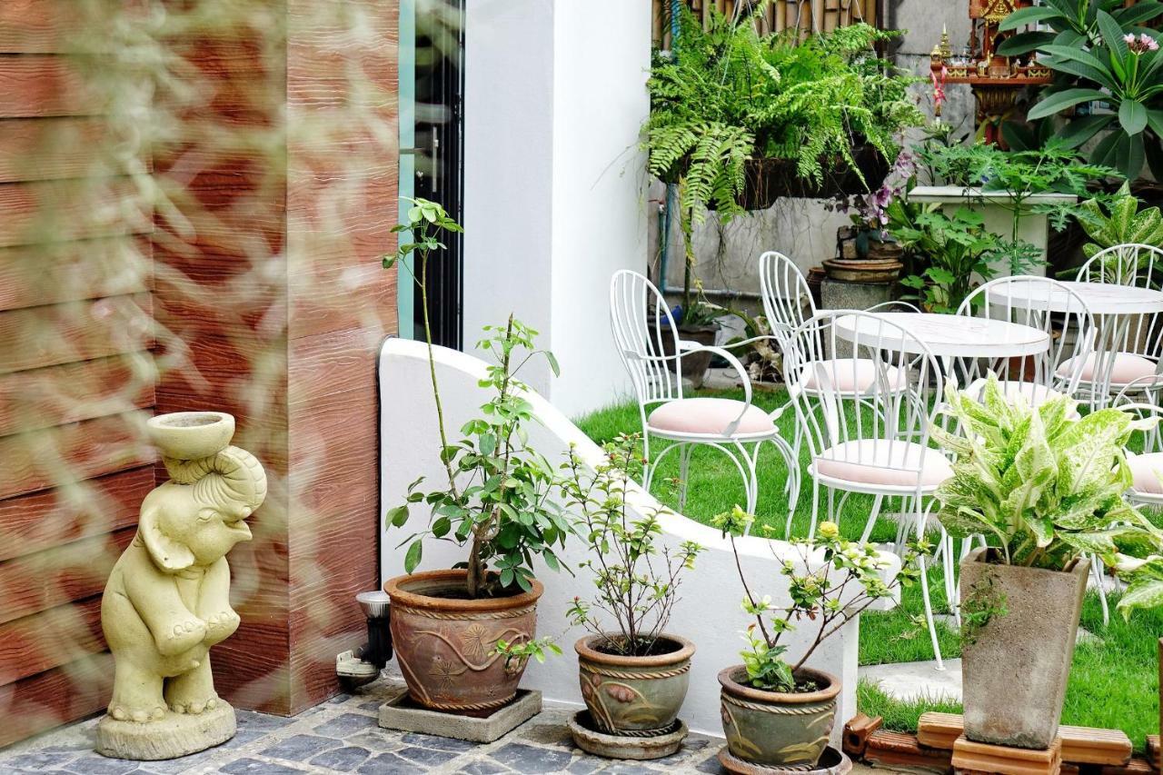 Spring@Tapae Hotel Chiang Mai Bagian luar foto