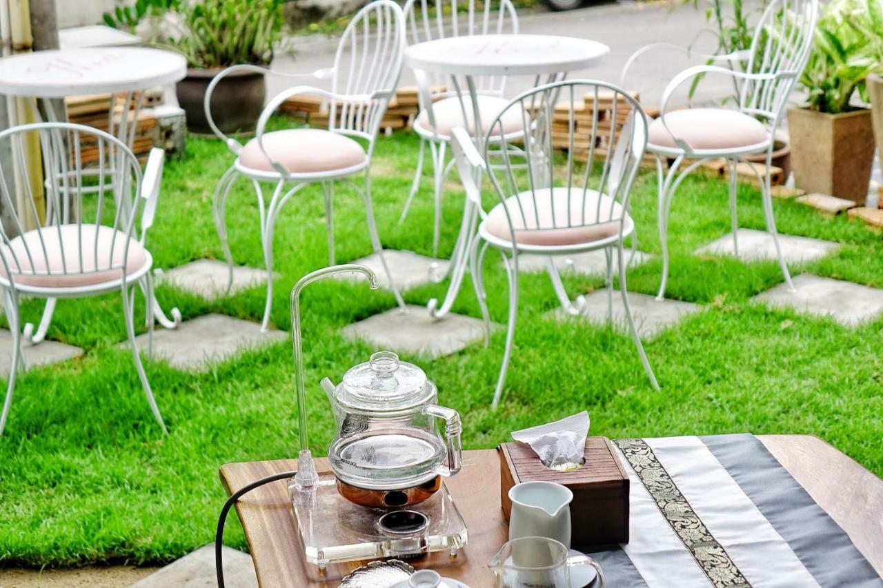 Spring@Tapae Hotel Chiang Mai Bagian luar foto