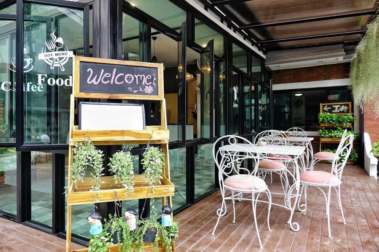 Spring@Tapae Hotel Chiang Mai Bagian luar foto